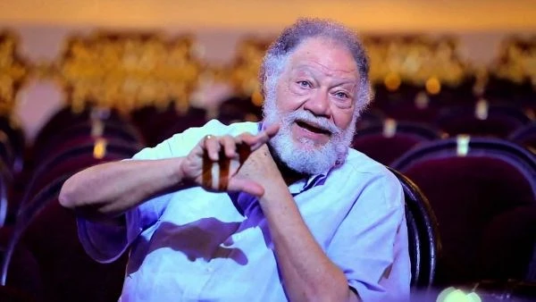 من الطب النفسي إلى الفن..محطات في حياة يحيي الفخراني بعيد ميلاده الـ 81