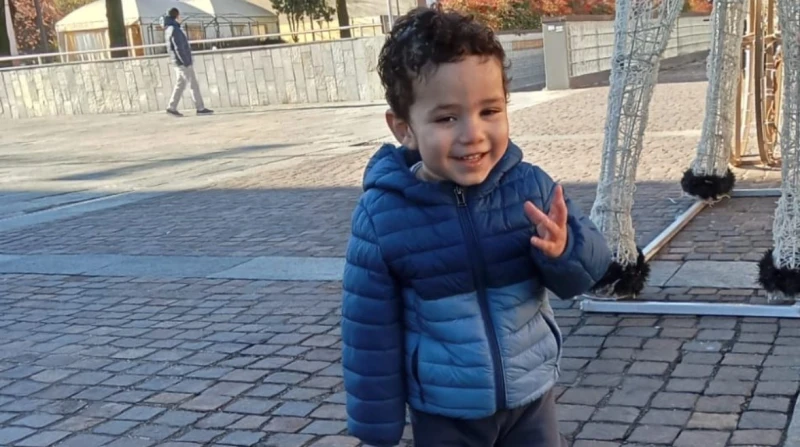 "نبحث عن السبب". أول تعليق من أسرة الطفل آدم المتوفى بإيطاليا (خاص)