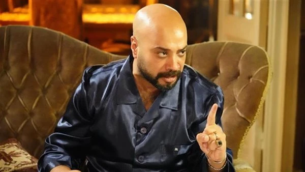 حاتم صلاح يقرر منع تصوير عزاء والده احتراما لخصوصية العائلة