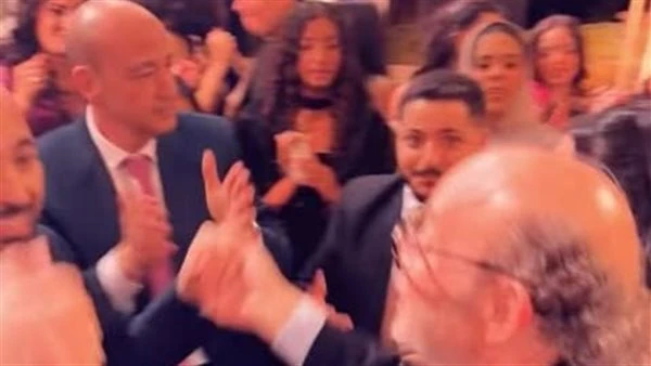 فرحة العيلة. رقص عمرو أديب وشقيقه عادل في خطوبة ابنه نور| صور