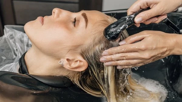 تحذير طبي: غسل الشعر في صالونات التجميل قد يحمل مخاطر خفية