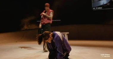 جاستن بيبر يفاجئ بيلى إيليش بـ كوتشيلا ويحوّلها إلى “معجبة”