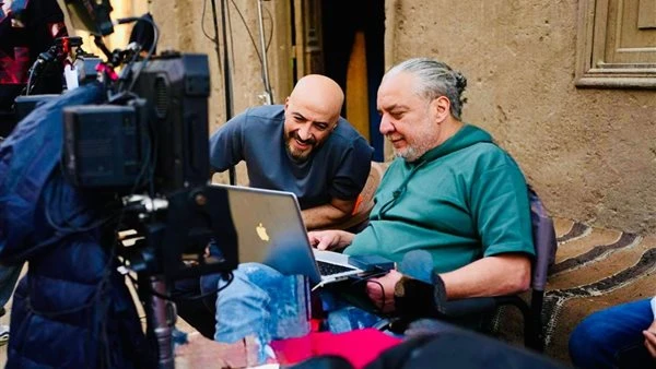 مجدي الهواري مع المخرج أحمد نادر جلال في كواليس جديدة لـ حدوتة مالم يحكى عن بني مزار