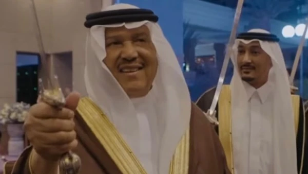 بالسيوف. محمد عبده يرقص بحفل زفاف ابنه بدر