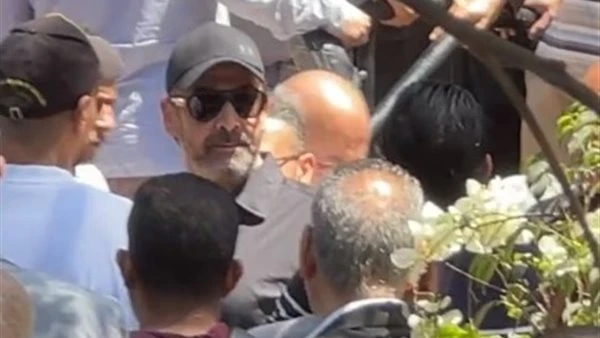 أبرزهم كريم عبد العزيز. نجوم الفن يواسون منة شلبي في جنازة والدها