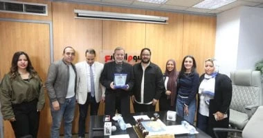 يكرم النجم شريف منير بعد نجاحه فى مسلسل رأس الأفعى.. صور