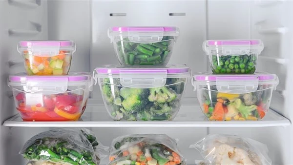 سلامة غذائك تبدأ من سلوكك.. الصحة تحذر من عادة خاطئة لحفظ الطعام