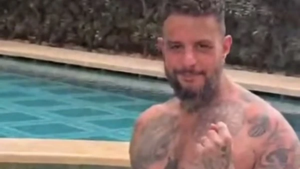 تاتو أحمد الفيشاوي يثير الجدل من حمام السباحة