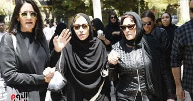 حضور فنى لافت فى جنازة والد منة شلبى بمسجد الفاروق فى المعادى