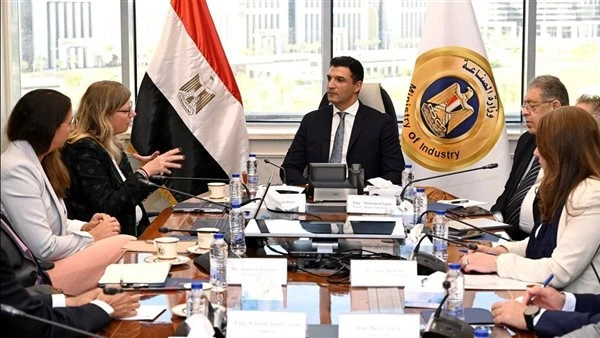 وزير الصناعة يبحث مع شركة فولكس فاجن خطط التوسع في صناعة السيارات