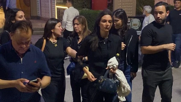 الحزن يسيطر على الإعلامية دينا رامز في جنازة والدها بمسجد الشرطة