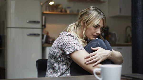 سجنٌ من صنع الأفكار.. دراسات: "الوحدة" ليست غياب البشر بل "فخ" يسكن الوعي