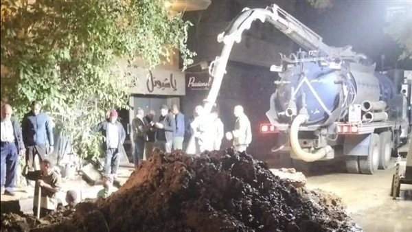 تحرك عاجل لإصلاح كسر ماسورة مياه بشارع إسراء المعلمين بالعجوزة