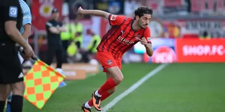 “إرن دينكجي” ساب الكورة. ونازل يدور على حياة حبيبته