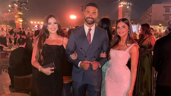 ياسمين عبد العزيز تنشر صورة لها رفقة كريم فهمي وزوجته. وتعلق: طب ايه الدنيا