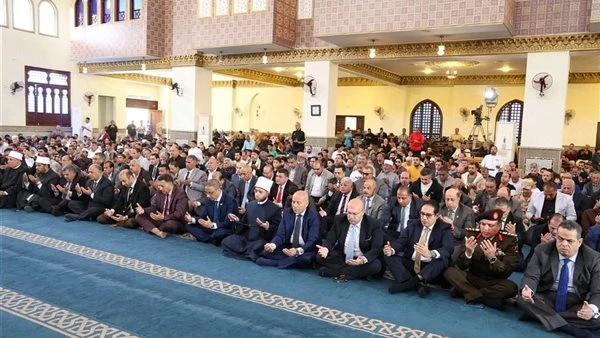 وزير الأوقاف ومحافظو الجيزة والقاهرة والقليوبية يؤدون صلاة الجمعة بمسجد السيدة خديجة