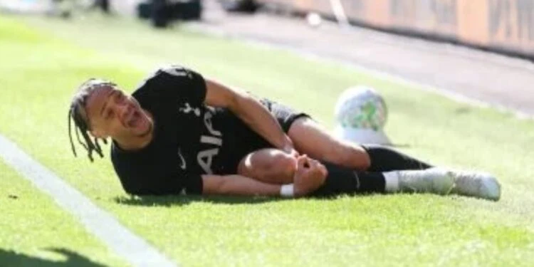 توتنهام يعلن إصابة سيمونز بالرباط الصليبى وغيابه عن كأس العالم