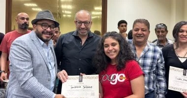 سيد فؤاد وحسام المندوه يسلمان شهادات المشاركة للمتدربين بورش مهرجان الأقصر