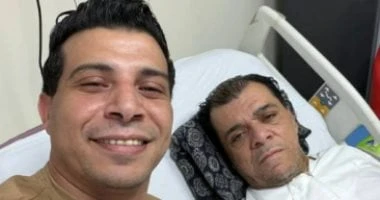 عدوية يطمئن جمهوره على شقيقه عصام.. صور من المستشفى