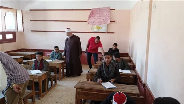 طلاب النقل بالأزهر الشريف بسوهاج يواصلون أداء امتحاناتهم في هدوء وانضباط