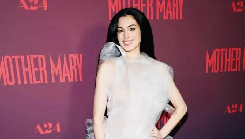 آن هاثاواي في صدارة المشهد بفستان كوتور أبيض في العرض الافتتاحي Mother Mary (صور وفيديو)