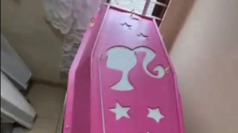 "استريحي مثل باربي". "تابوت بناتي" بسعر خيالي يثير جدلا في العراق