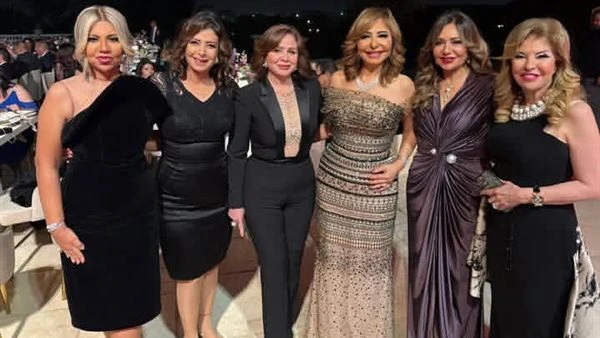 ربنا يسعدكم العمر كله. ليلى علوي تهنئ عمرو اديب ولميس الحديدي بخطوبة نجلهما