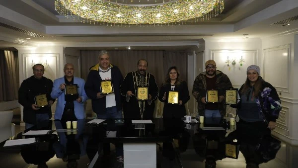 مواقف محمد ثروت يروي تفاصيل قيادته لطائرة فى "السوق الحرة"| شاهد