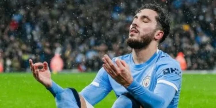 ريان شرقي يتصدر قائمة المرشحين على جائزة الأفضل بالدوري الإنجليزي