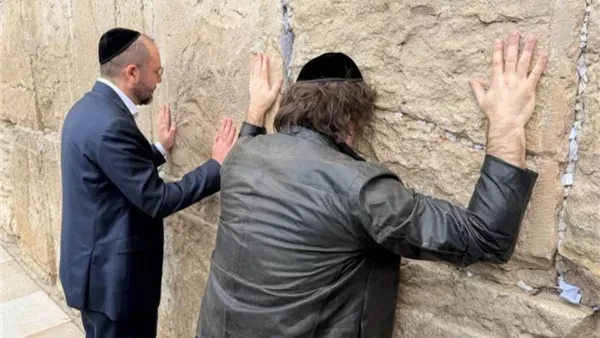 رئيس الأرجنتين يؤدي طقوسًا دينية عند حائط البراق خلال زيارة رسمية إلى القدس