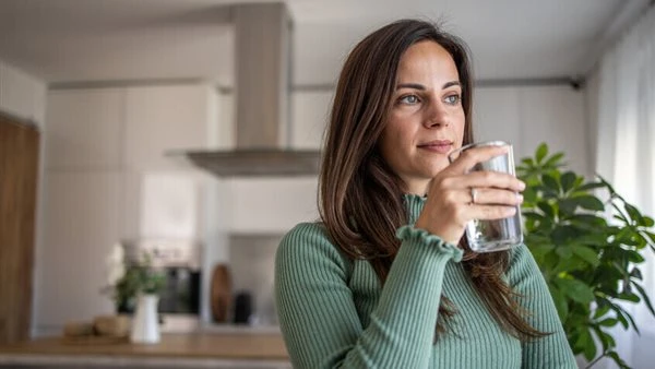 بعيداً عن "خرافة الأكواب الثمانية".. العلم يكشف المعايير الحقيقية لترطيب الجسم