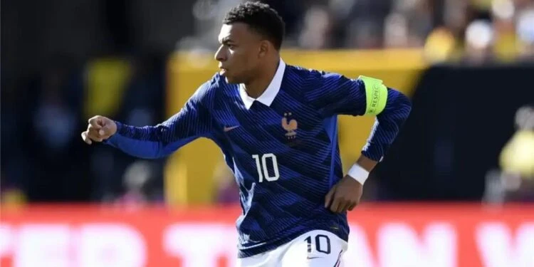 “مبابي” البلطجي انتزع الشارة من كانتي ولبّس ريان شرقي