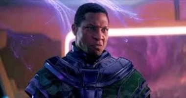 جوناثان ميجورز بعد سقوطه شباك موقع تصوير فيلمه الجديد: أنا بخير