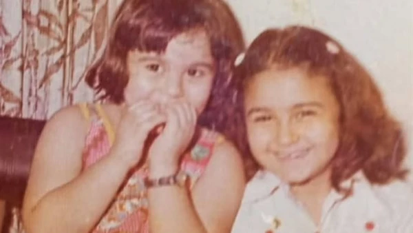 لقاء الخميسي تستعيد ذكريات طفولتها بصورة نادرة مع شقيقتها