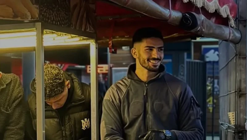 التركي "بائع الذرة الوسيم" يشعل "السوشال ميديا" (فيديو)