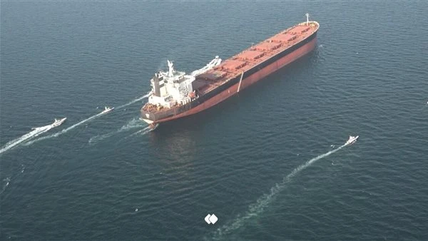 توتر في مضيق هرمز.. إيران تحتجز سفينة وسط تهديدات أمريكية