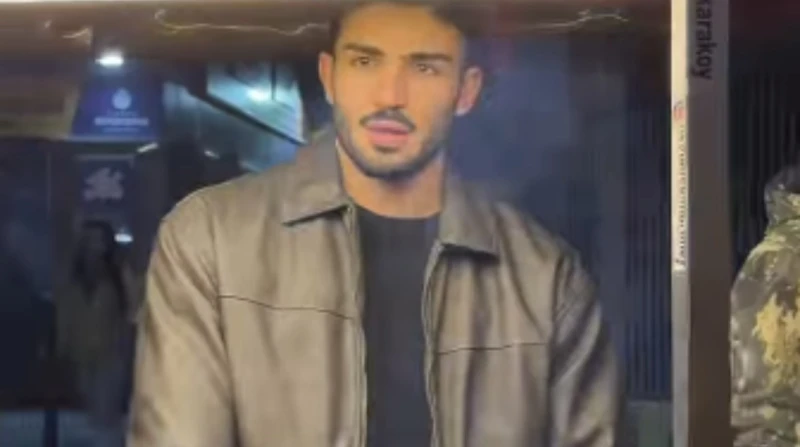 وسامته سر شهرته. بائع ذرة تركي يجذب النساء من كل دول العالم