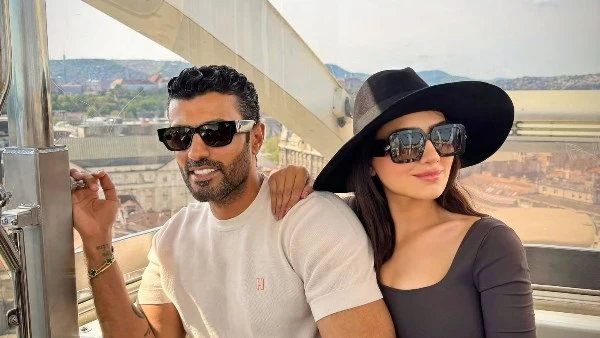 محمد سامي يخطف الأنظار رفقة مي عمر من عطلتهم