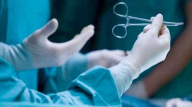 توفي ابنه ووجدوا فوطة داخل رحم زوجته. زوج يتهم مستشفى بإهمال جسيم بالولادة