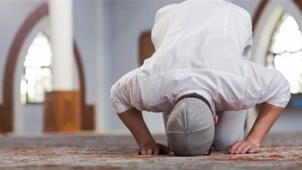 هل تُقضى الصلوات الفائتة بالترتيب؟ وهل تسقط السنن؟.. أمين الفتوى يجيب