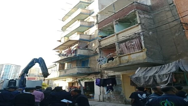 كارثة تحت الترميم. سقوط سقف يحول عقار الإسكندرية لركام ويصيب مواطنين