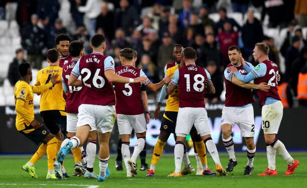 “سلخانة لندن”. وست هام يفرتك الذئاب برباعية وينعش آمال البقاء