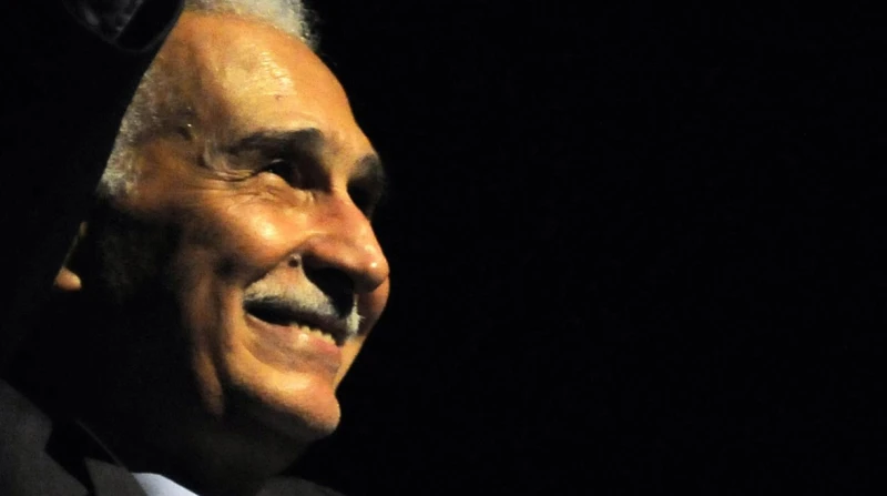 "النقابة مش متكفلة بعلاجه". أحمد أبوزهرة ينفي علمه بوضع والده على جهاز التنفس