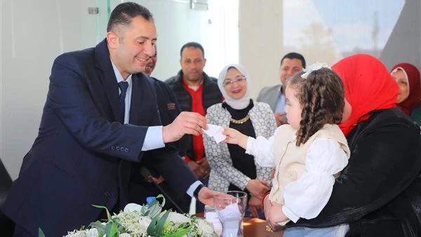 4 رحلات عمرة.. محافظ دمياط يجري قرعة للأمهات المثاليات من داخل الكوبري الحضاري