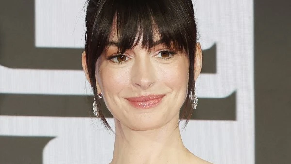 بعد آن هاثاواى تثير الجدل عبر مواقع التواصل الاجتماعي