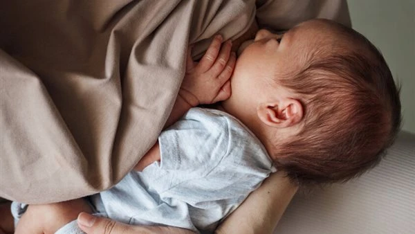 "بصمة كيميائية" في الحمض النووي.. دراسة تكشف تحولات جينية تتركها الرضاعة الطبيعية