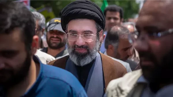 الرئيس الطبيب في قلب الأزمة.. بزشكيان يتولى علاج مجتبى خامنئي بعد إصابته