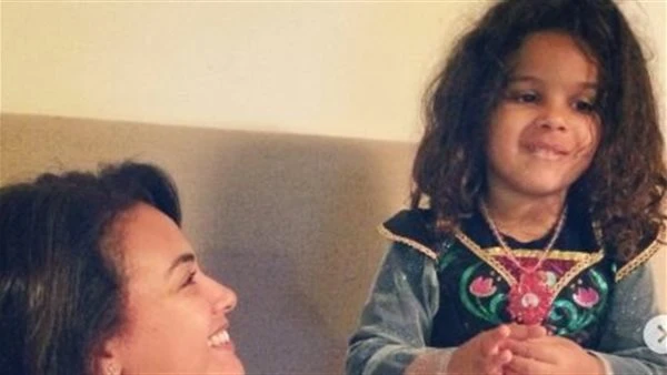 أحكم إنسانة عرفتها. هند صبري توجه رسالة مؤثرة لإبنتها في عيد ميلادها |صور