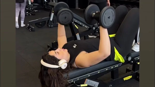 آيتن عامر تخطف الأنظار بتمرين قوي من الجيم