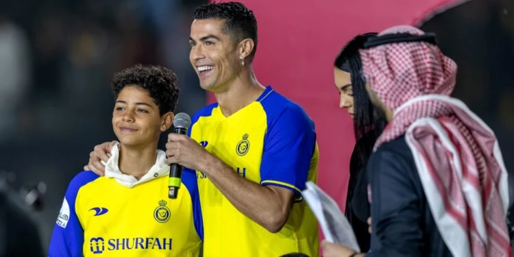حدث تاريخي في السعودية. رونالدو وابنه جونيور في فريق واحد